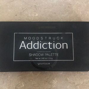 Younique moonstruck addiction shadow palette